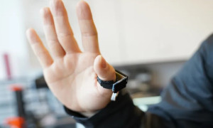 Un anillo revolucionario que traducirá el lenguaje de señas con IA