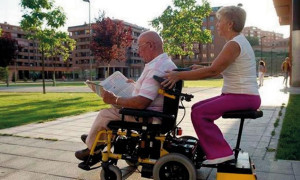 Remolque con asiento para silla de ruedas eléctrica