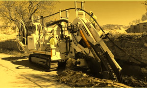 Máquina para introducir tubos o mangueras bajo tierra