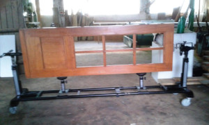 Dispositivo para pintado y barnizado de puertas