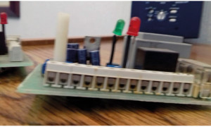 Sensor electrónico autónomo con doble alimentación eléctrica