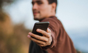 Dispositivo auxiliar para el usuario de teléfonos móviles