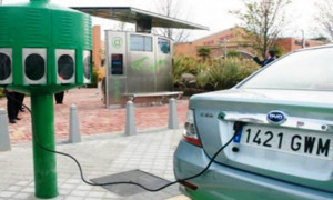 Marquesina de parada de autobús con medios de recarga de vehículos eléctricos, servicios de Internet y publicidad dinámica