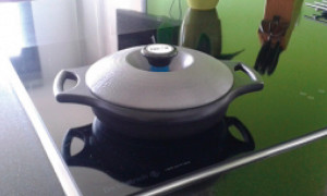 Sistema combinado tapa-pomo retráctil y escamoteable para baterías de cocina