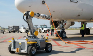 Aeropuerto de Ámsterdam automatiza la conexión eléctrica de aviones con robots inteligentes